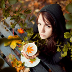 99px.ru аватар Девушка сидит в парке на скамейке, ей в чашку падают осенние листья