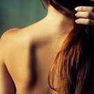 Аватар Девушка собрала в руке волосы, обнажила спину