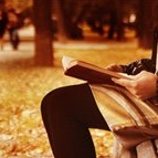 Аватар Девушка с книжкой в руках, в парке