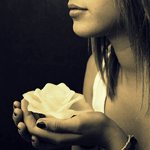 99px.ru аватар Девушка держит розу в руках