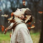 Аватар На девушку падает осенняя листва