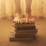 Аватар Девушка стоит на стопке книг