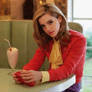Аватар Эмма Уотсон (Emma Watson) сидит за столом в кафе