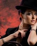 Аватар Брюнетка в черной шляпе, сидит на стуле