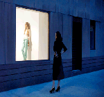 99px.ru аватар Девушка стоит и смотрит на манекен, а сзади проходит мужчина