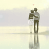 99px.ru аватар Парень с девушкой обнимаются и смотрят на туманный пейзаж у озера