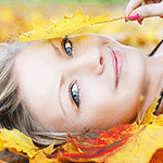 99px.ru аватар Девушка лежит на ковре из осенних листьев и счастливо улыбается