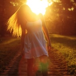99px.ru аватар Девушка стоит в лесу, яркое солнце бьёт нам прямо в глаза