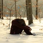 99px.ru аватар Девушка сидит на снегу в лесу