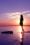99px.ru аватар Силуэт девушки в лучах заходящего солнца над морем