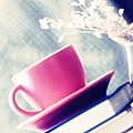 Аватар Розовая чашка на стопке книг