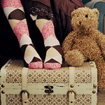 99px.ru аватар Ножки девушки в красивых носках и мишка на сундуке