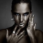 99px.ru аватар Девушка с белым макияжем и кольцами на пальцах