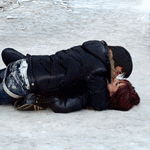 99px.ru аватар Парень с девушкой целуются лежа на снегу