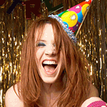 99px.ru аватар Девушка от души веселится в праздничном колпаке