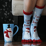 99px.ru аватар Красивые носки с изображением снеговика, рядом кружка с таким же рисунком-чудесный подарок на Новый Год