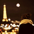 99px.ru аватар Девушка смотрит на фейерверк на в ночном небе Парижа на фоне Эйфелевой башни