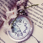 99px.ru аватар Старинные часы лежат на книге