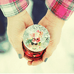 99px.ru аватар Новогодний шар со снегом внутри в руках  у девушки