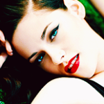 Аватар Кристен Стюарт / Kristen Stewart лежит на траве
