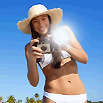 99px.ru аватар Девушка в белом купальнике и шляпе держит фотоаппарат 