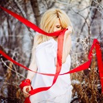 99px.ru аватар Девушка стоит с красными лентами