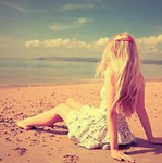99px.ru аватар Девушка в платье сидит на берегу моря