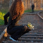 99px.ru аватар Рыжеволосая девушка сидит на рельсах и провожает взглядом уходящего парня