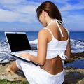 99px.ru аватар Девушка с ноутбуком на берегу моря