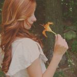 99px.ru аватар Рыжая девушка нюхает цветок