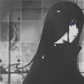 99px.ru аватар Готичная девушка брюнетка в с синими глазами стоит вполоборота на фоне чёрно-белых мигающих квадратов