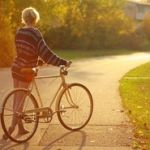 99px.ru аватар Девушка с велосипедом смотрит вдаль