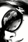 Аватар Девушка в очках, в которых отражается небо