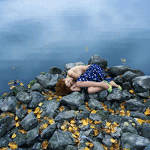 99px.ru аватар Девушка уснула на берегу моря под негромкий шум прибоя