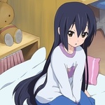 99px.ru аватар Адзуса Накано из аниме K-ON! с распущенными волосами сидит на кровати