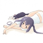 Аватар Накано Адзуса из аниме K-ON! лежит а полу с кошкой