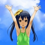 99px.ru аватар Накано Адзуса из аниме K-ON!  летом на фоне неба с вытянутыми руками и цветком подсолнуха в волосах