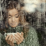 99px.ru аватар Девушка стоит у окна, за которым идет дождь, с кружкой в руках