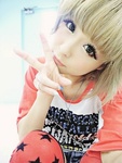 Аватар Милая азиаточка блондинка показывает два пальца