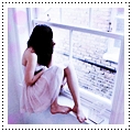 99px.ru аватар Девушка сидит на подоконнике и смотрит в окно