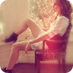 Аватар Emma Watson / Эмма Уотсон сидит на стуле у окна