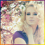 99px.ru аватар Девушка-блондинка с вьющимися волосами на фоне цветущего дерева