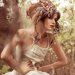 99px.ru аватар Девушка с пышной прической и украшениями в волосах сидит в лесу