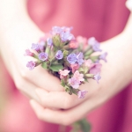 99px.ru аватар Девушка держит весенний букет из полевых цветов