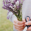 99px.ru аватар Девушка держит букет полевых цветов в одной руке и ножницы в другой