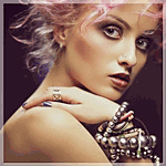 Аватар Красивая девушка с оголенным плечом и украшениями на руке