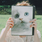 Аватар Девушка закрыла лицо книгой с фото белого кота