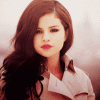Аватар Селена Гомес / Selena Gomez в пальто на фоне города одевает очки