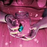 99px.ru аватар Девушка в розовом платье держит в руках баночку с порхающей внутри бабочкой