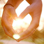 99px.ru аватар Руки влюбленных сердечком, сквозь них пробиваются солнечные лучи